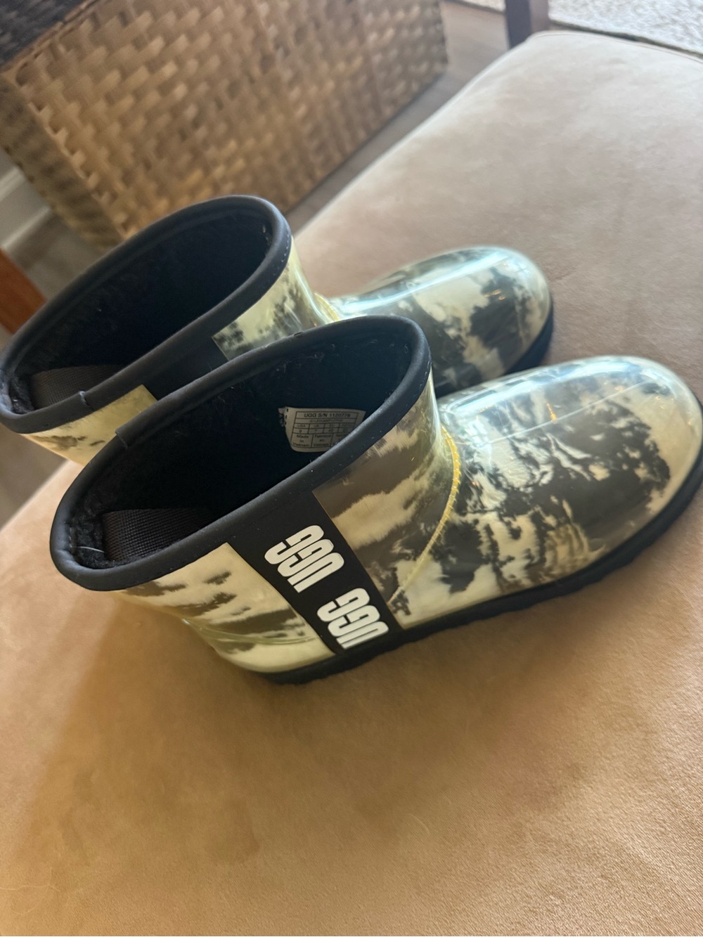 UGG Women’s classic clear Tie-Dye Rain Boots - Black & Cream size 9